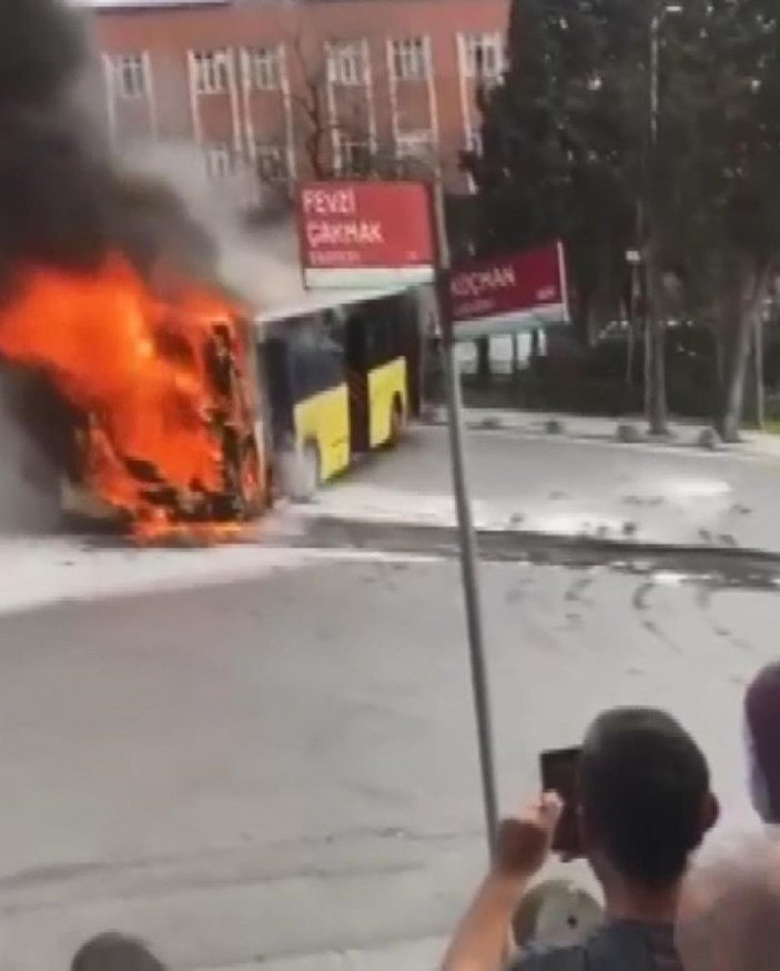 Bağcılar'da İETT otobüsü alev alev yandı -1
