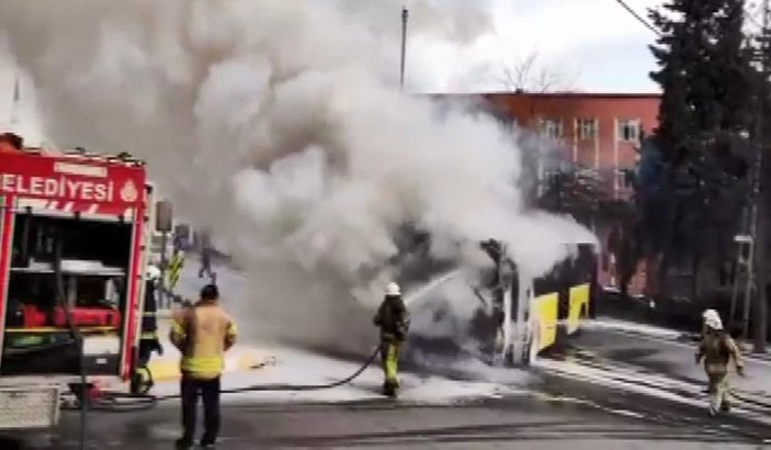 Bağcılar'da İETT otobüsü alev alev yandı -4