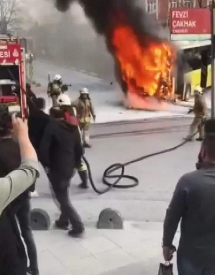 Bağcılar'da İETT otobüsü alev alev yandı -3