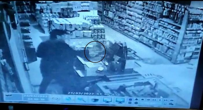 Kasayı açamayınca keserle markete zarar verdi; o anlar kamerada -4