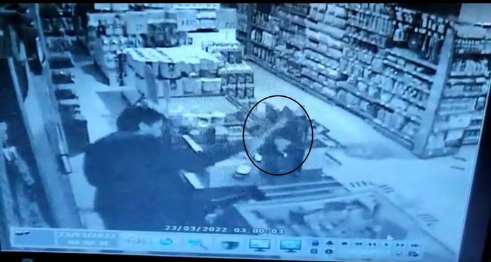 Kasayı açamayınca keserle markete zarar verdi; o anlar kamerada -1