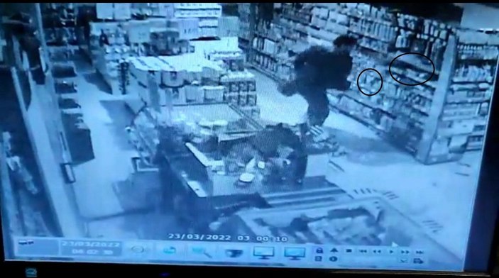 Kasayı açamayınca keserle markete zarar verdi; o anlar kamerada -2
