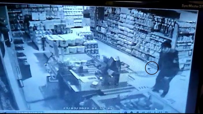 Kasayı açamayınca keserle markete zarar verdi; o anlar kamerada -3