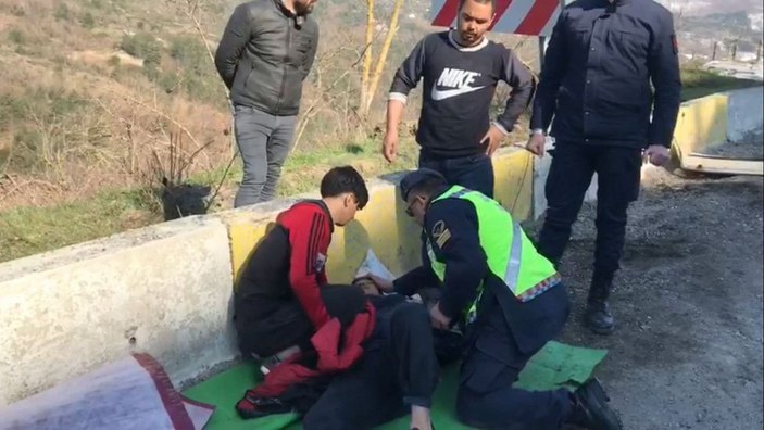 Kazada yaralanan sürücüyü jandarma hastaneye götürdü -2