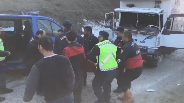 Kazada yaralanan sürücüyü jandarma hastaneye götürdü -5