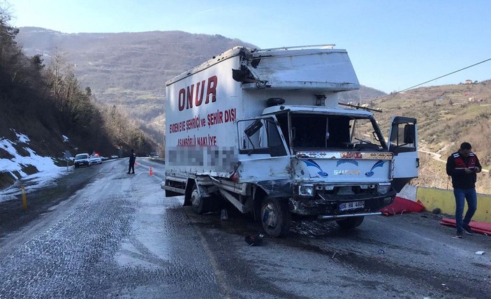 Kazada yaralanan sürücüyü jandarma hastaneye götürdü -3