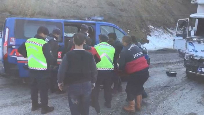 Kazada yaralanan sürücüyü jandarma hastaneye götürdü -4