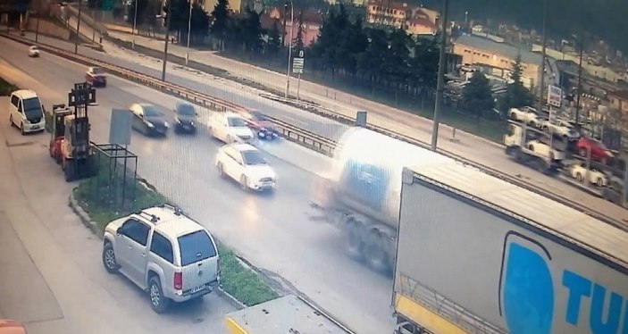 Makas atarken, park halindeki tıra böyle girdi -1