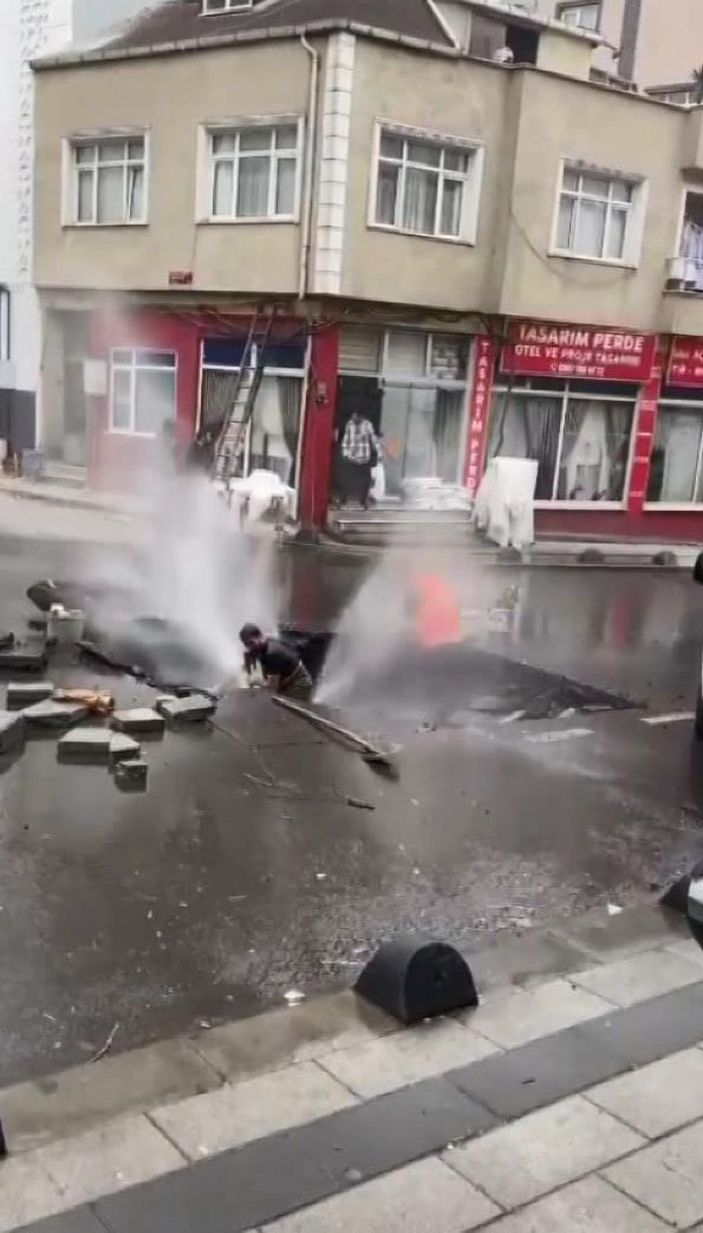 Bayrampaşa'da patlayan su borusu işçilere zor anlar yaşattı -1