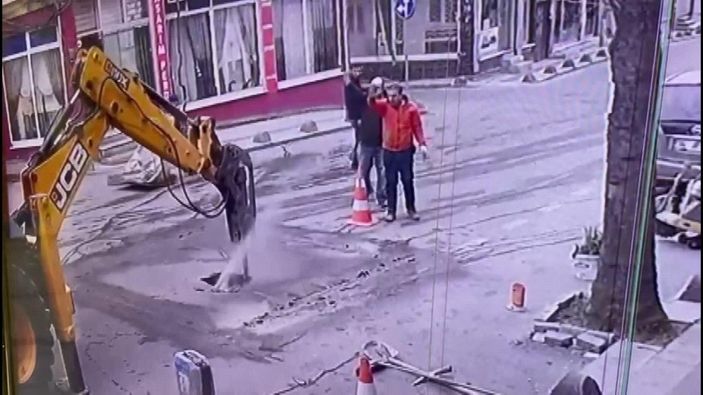Bayrampaşa'da patlayan su borusu işçilere zor anlar yaşattı -2