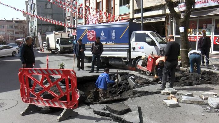 Bayrampaşa'da patlayan su borusu işçilere zor anlar yaşattı -4