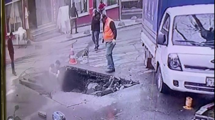 Bayrampaşa'da patlayan su borusu işçilere zor anlar yaşattı -3
