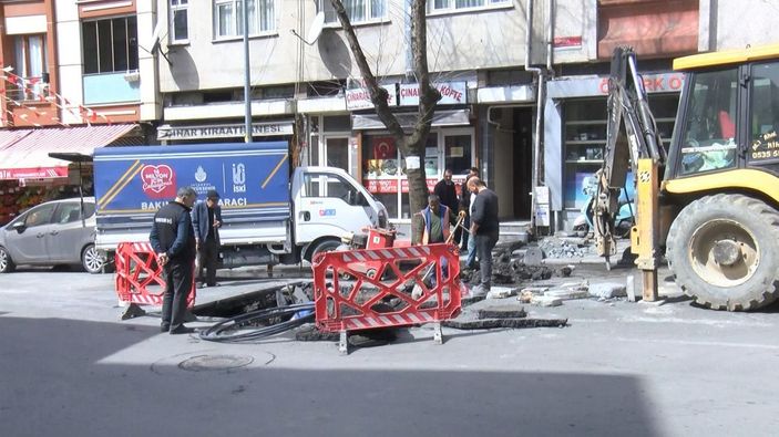 Bayrampaşa'da patlayan su borusu işçilere zor anlar yaşattı -5