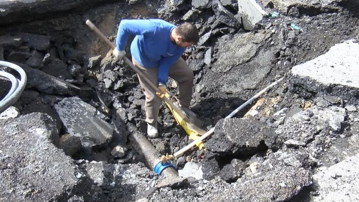 d Bayrampaşa'da patlayan su borusu işçilere zor anlar yaşattı -6