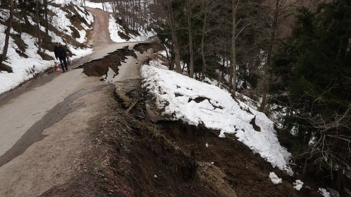 Trabzon’da heyelan; asfalt yol çöktü (2) -4