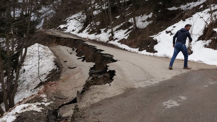 Trabzon’da heyelan; asfalt yol çöktü (2) -3