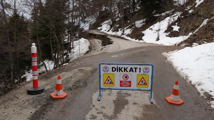 Trabzon’da heyelan; asfalt yol çöktü (2) -2