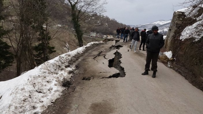 Trabzon’da heyelan; asfalt yol çöktü (2) -5