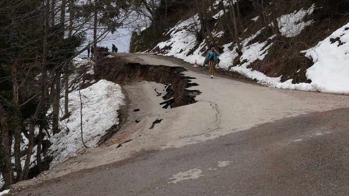 Trabzon’da heyelan; asfalt yol çöktü (2) -1