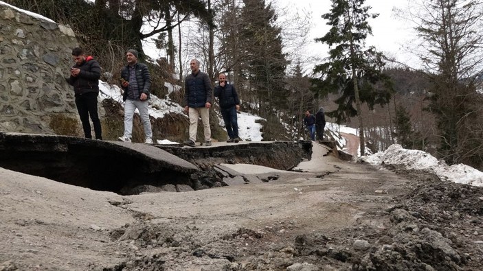 Trabzon’da heyelan; asfalt yol çöktü (2) -7