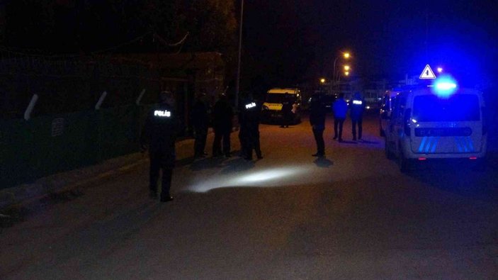 Adana'da kendisini polis olarak tanıtan restoran bekçisi, 2 kişiyi yaraladı