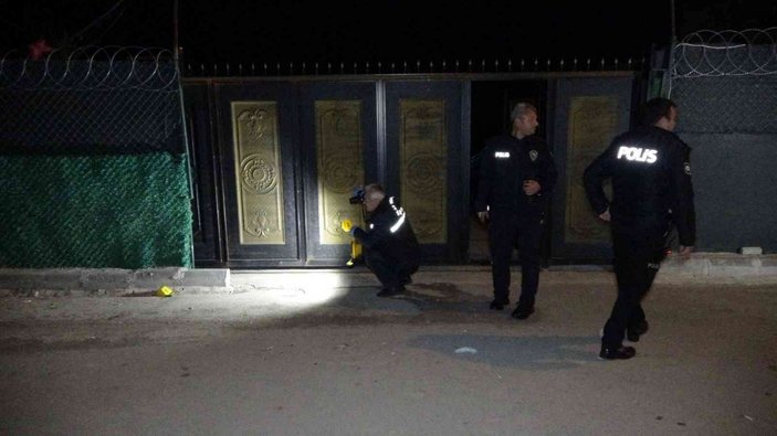 Adana'da kendisini polis olarak tanıtan restoran bekçisi, 2 kişiyi yaraladı