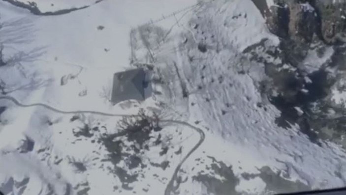 Yolu kardan kapalı köylerde besicilere, helikopterle 1 ton yem -6