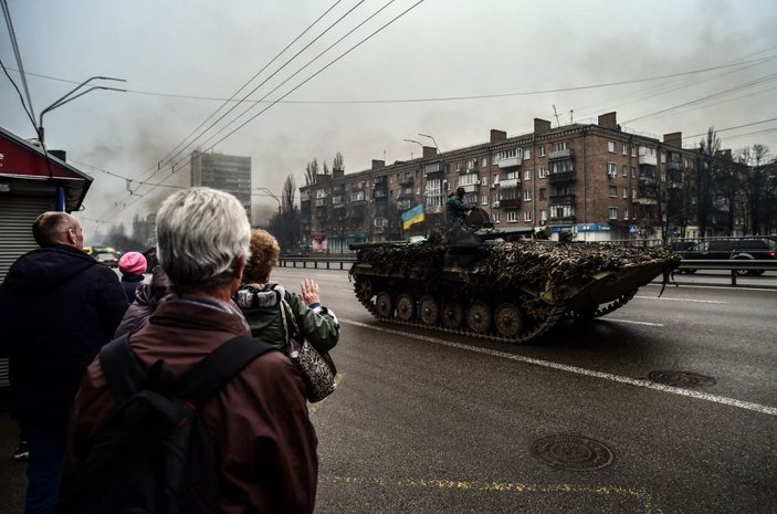Ukrayna'da cepheden dönen askerlere sevgi gösterisi