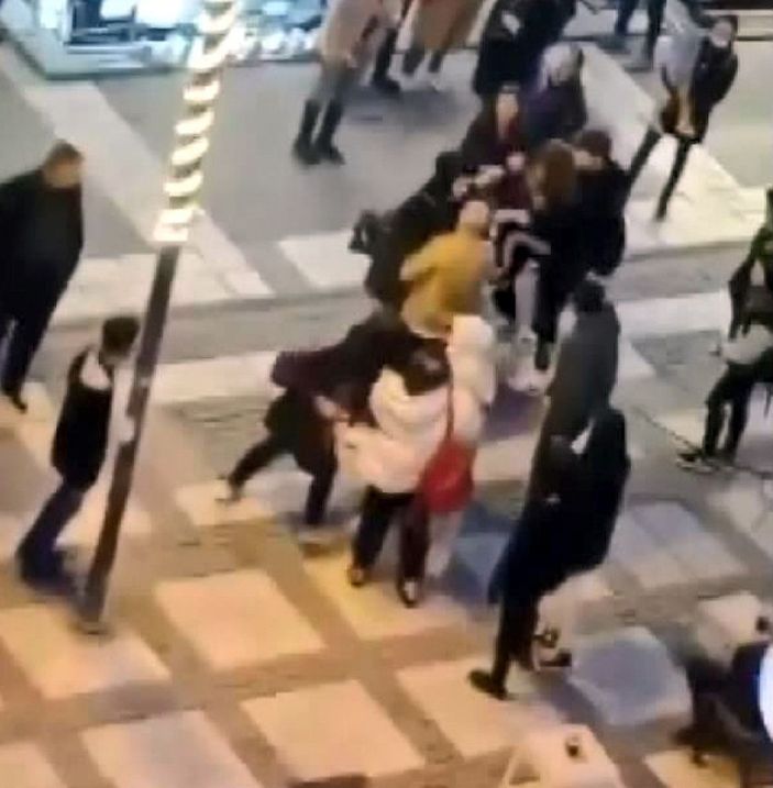 Avcılar'da genç kızların kedi kavgası kamerada  -2