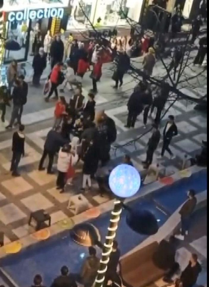 Avcılar'da genç kızların kedi kavgası kamerada  -5