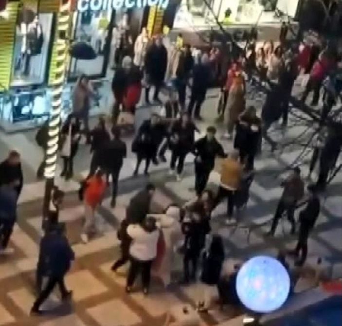 Avcılar'da genç kızların kedi kavgası kamerada  -4