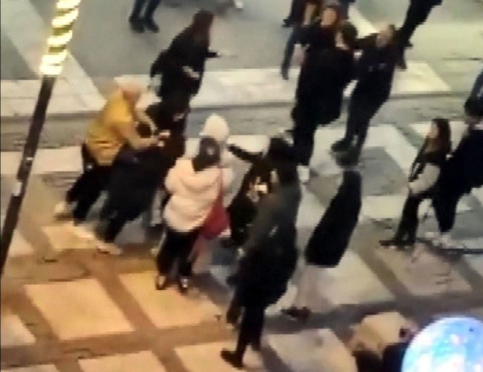 Avcılar'da genç kızların kedi kavgası kamerada  -1