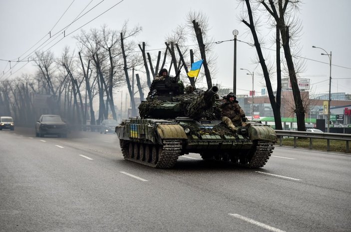 Ukrayna'da cepheden dönen askerlere sevgi gösterisi