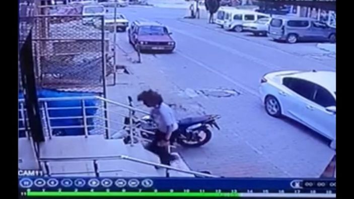 Çanakkale’de bir kadın, uçan çatının altında kalmaktan saniyeyle kurtuldu -2