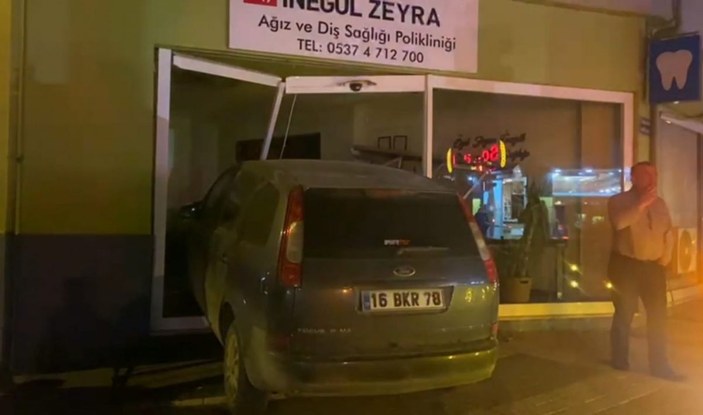 Bursa'da kaza yapan otomobil, iş yerine daldı