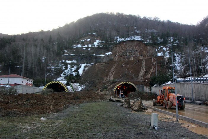 Bolu Dağı Tüneli'nde heyelan nedeniyle kapanan yolu açma çalışmaları sürüyor -4