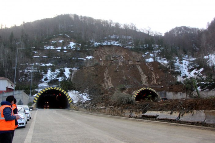 Bolu Dağı Tüneli'nde heyelan nedeniyle kapanan yolu açma çalışmaları sürüyor -1