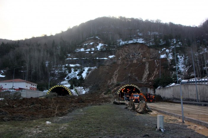 Bolu Dağı Tüneli'nde heyelan nedeniyle kapanan yolu açma çalışmaları sürüyor -2