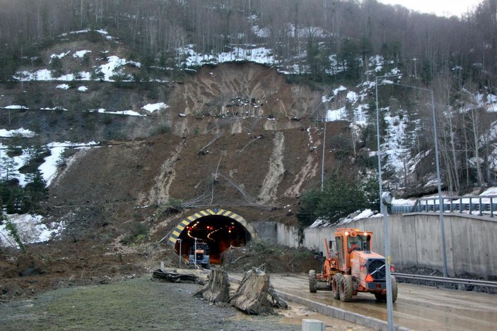 Bolu Dağı Tüneli'nde heyelan nedeniyle kapanan yolu açma çalışmaları sürüyor -3