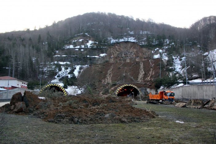 Bolu Dağı Tüneli'nde heyelan nedeniyle kapanan yolu açma çalışmaları sürüyor -6