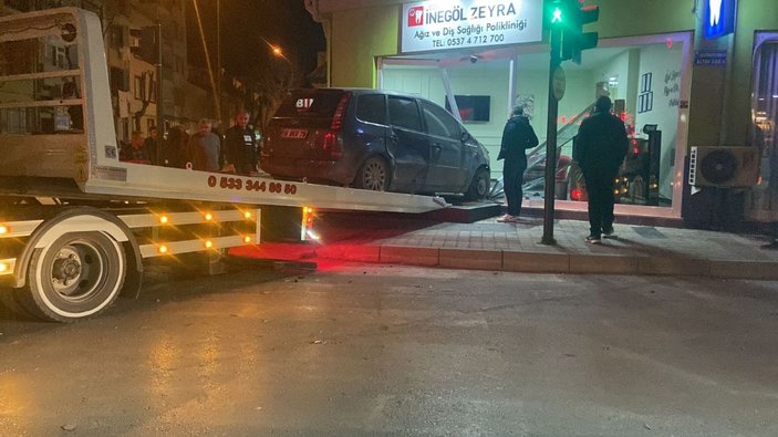 Bursa'da kaza yapan otomobil, iş yerine daldı