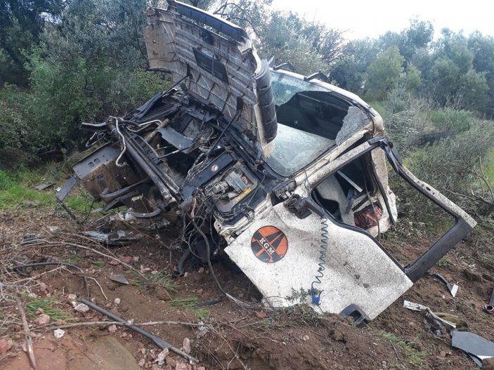 Moloz yüklü kamyon şarampole yuvarlandı, sürücüsü öldü -1