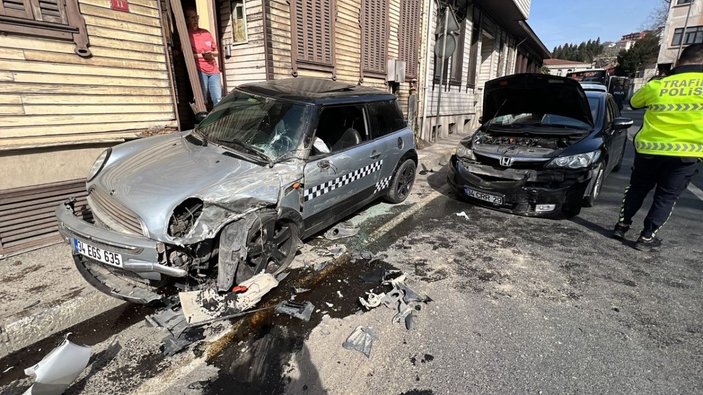 Beykoz'da ters şeritteki servis minibüsü ile otomobil çarpıştı -9