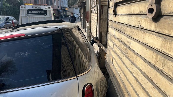 Beykoz'da ters şeritteki servis minibüsü ile otomobil çarpıştı -7