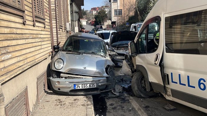 Beykoz'da ters şeritteki servis minibüsü ile otomobil çarpıştı -8