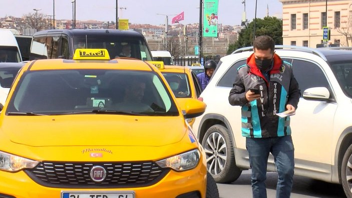  Eminönü'nde emniyet kemeri takmayan taksici: Rahatsız ediyor -1