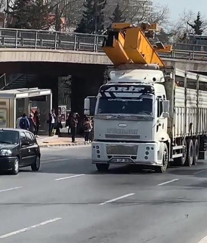 Beşiktaş'ta üst geçide kamyonuyla çarpan sürücü gözaltına alındı -3