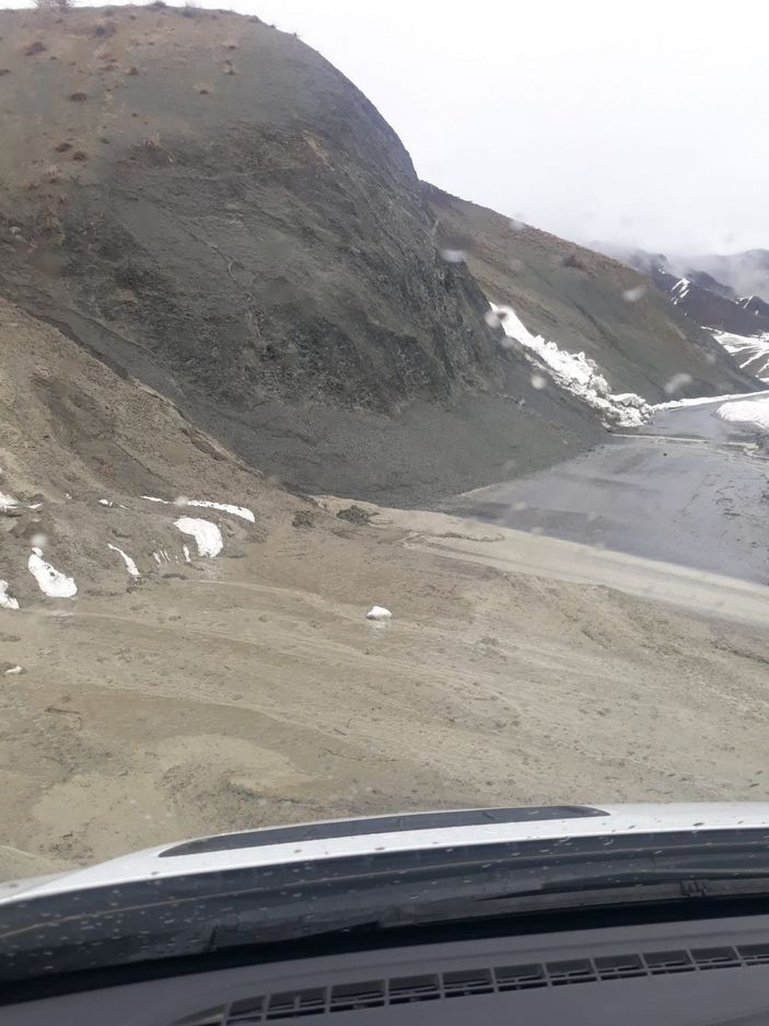 Bingöl'de heyelan; köy yolu çöktü -2