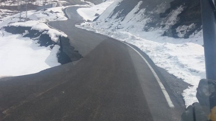 Bingöl'de heyelan; köy yolu çöktü -1