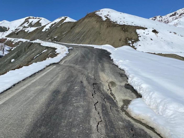 Bingöl'de heyelan; köy yolu çöktü -3